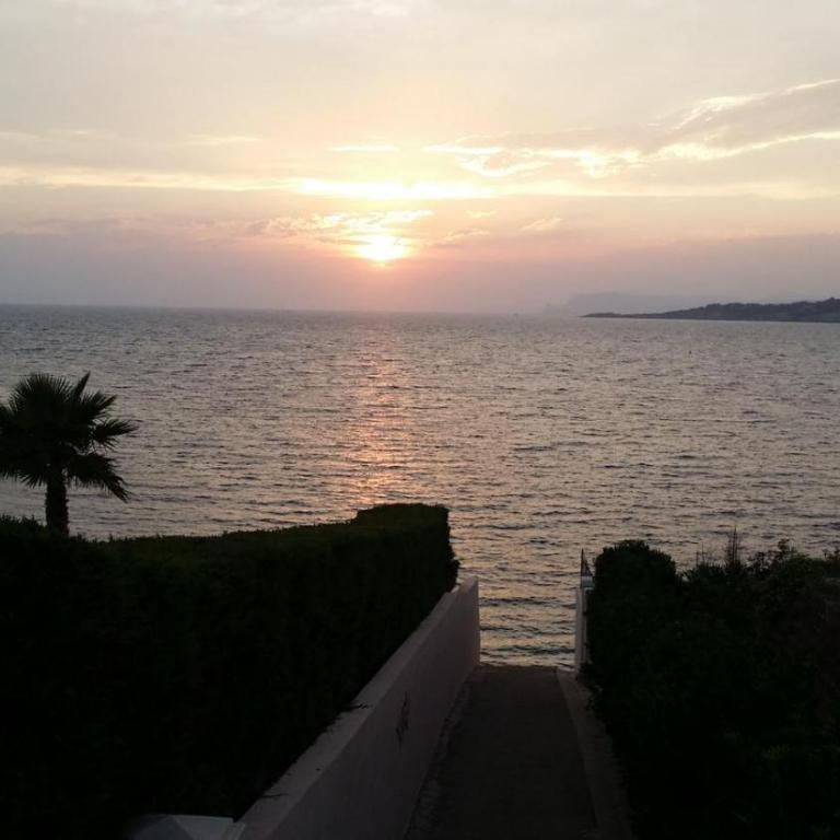 T2 de 33 m2 plus terrasse de 20m2 vue sur mer climatisé à 10 secondes chrono à pied de la plage , mer et sentier du littoral Résidence marina cap négre Six-Fours-les-Plages - Apartment mit 1 Schlafzimmer - 1
