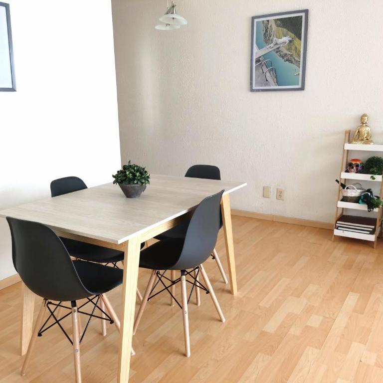 Happy Little Chicago WTC - Three-Bedroom Apartment - 17