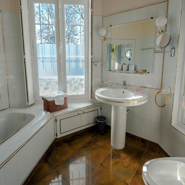 Château des Orchidées Stay in a French Castle - Chambre Double Deluxe avec Baignoire - 3