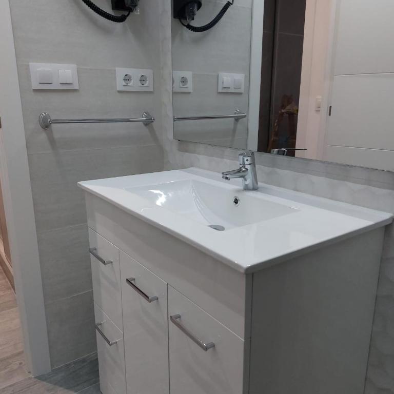 Loft La Calahorra con posibilidad de aparcamiento Pregunta por el PACK MÁS AMOR - Apartamento de 1 dormitorio - 30