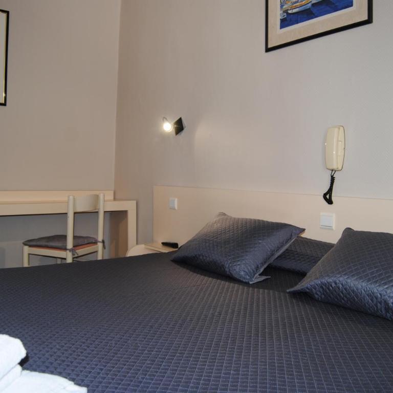 Hôtel Acropolis - Lourdes - Habitación con cama extragrande y balcón - 2
