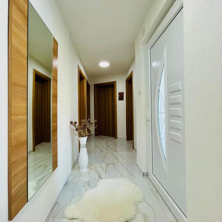 Crystal Račić - Three-Bedroom House - 17