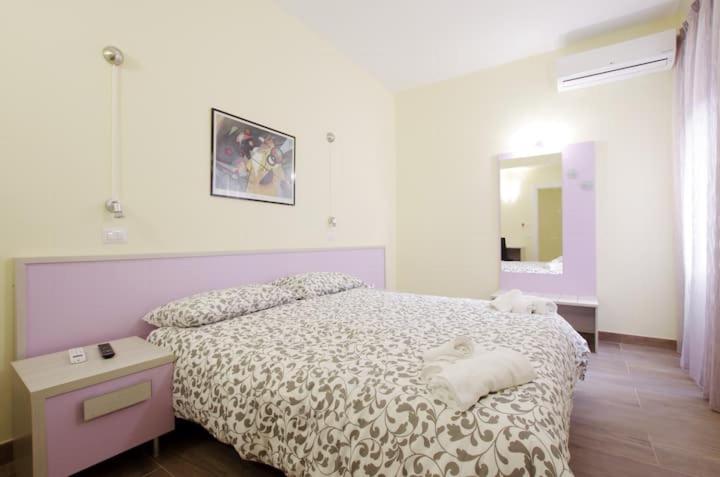Homesuitehome - Camera Matrimoniale/Doppia con Letti Singoli con Bagno Privato Esterno - 5