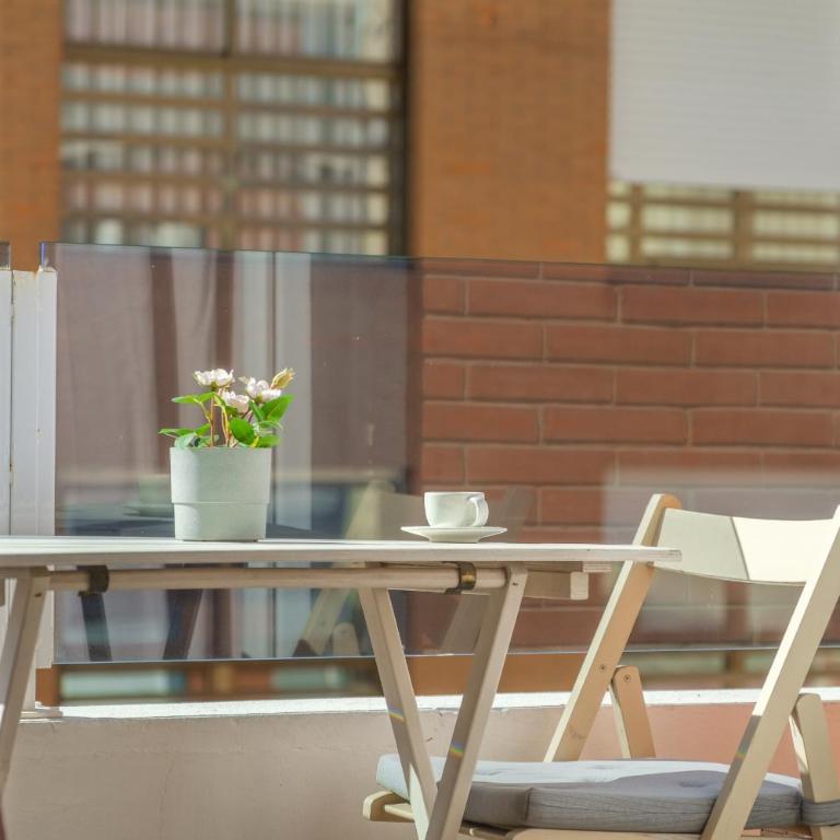 Modern, Stylish Apartment - Apartment with Balcony - 8