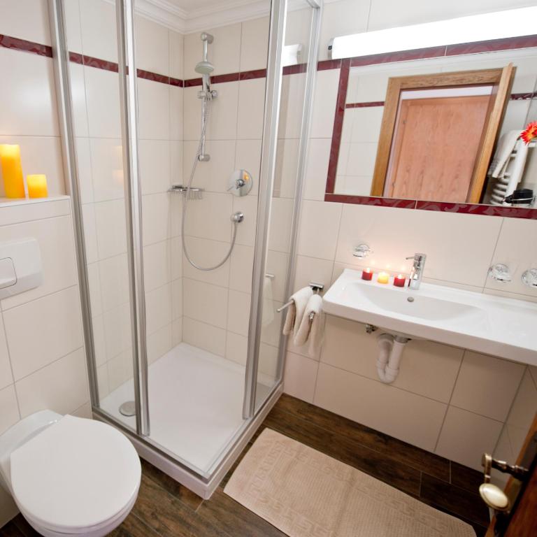 Gästehaus Bergruh - Doppelzimmer mit Balkon und Bergblick - 3