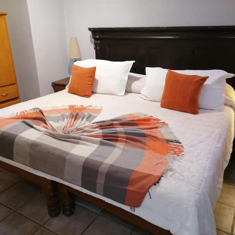 Hotel Santa Ana - Habitación con cama extragrande. - 5