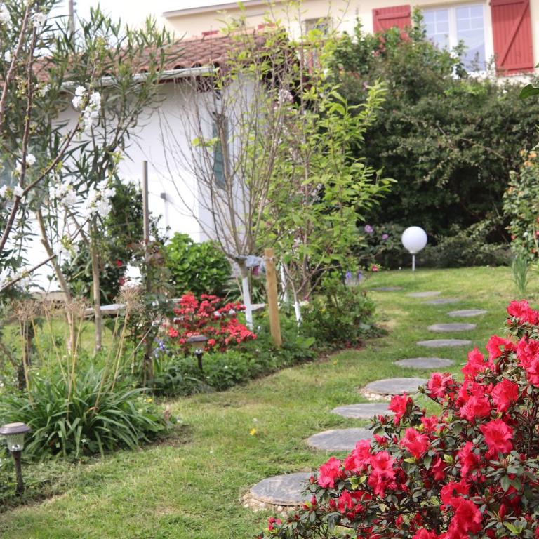 Chambres d'hôtes "HOR DAGO" près de la gare d'Hendaye avec le petit-déjeuner - Chambre Double - Vue sur Jardin - 9