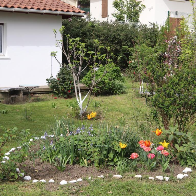Chambres d'hôtes "HOR DAGO" près de la gare d'Hendaye avec le petit-déjeuner - Chambre Double - Vue sur Jardin - 10
