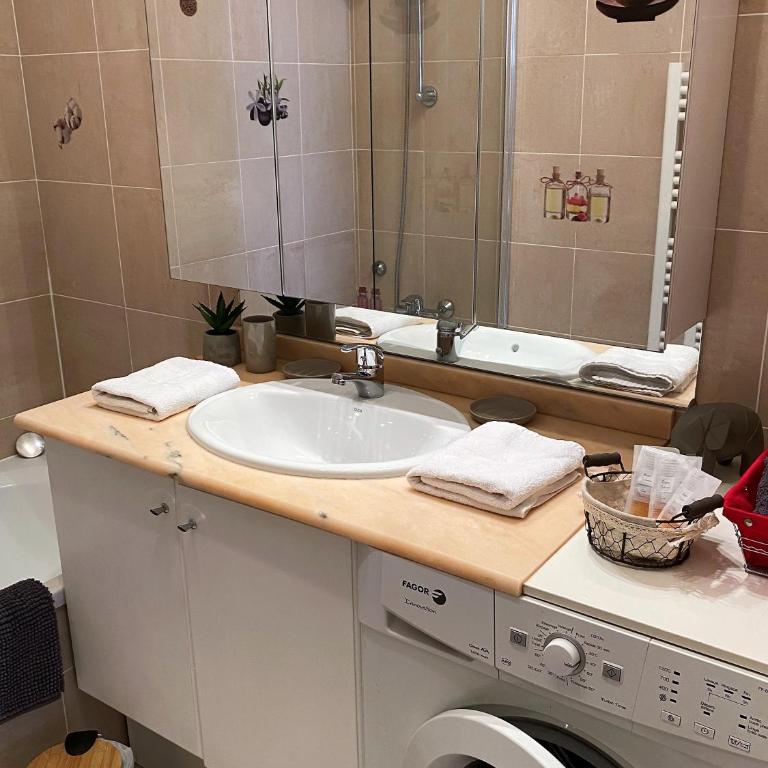 T2 proche de la gare, à 10 minutes à pieds de la Croisette, piscine & parking dans résidence de haut standing - Appartement 1 Chambre - 43