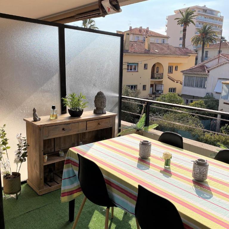 T2 proche de la gare, à 10 minutes à pieds de la Croisette, piscine & parking dans résidence de haut standing - Appartement 1 Chambre - 51