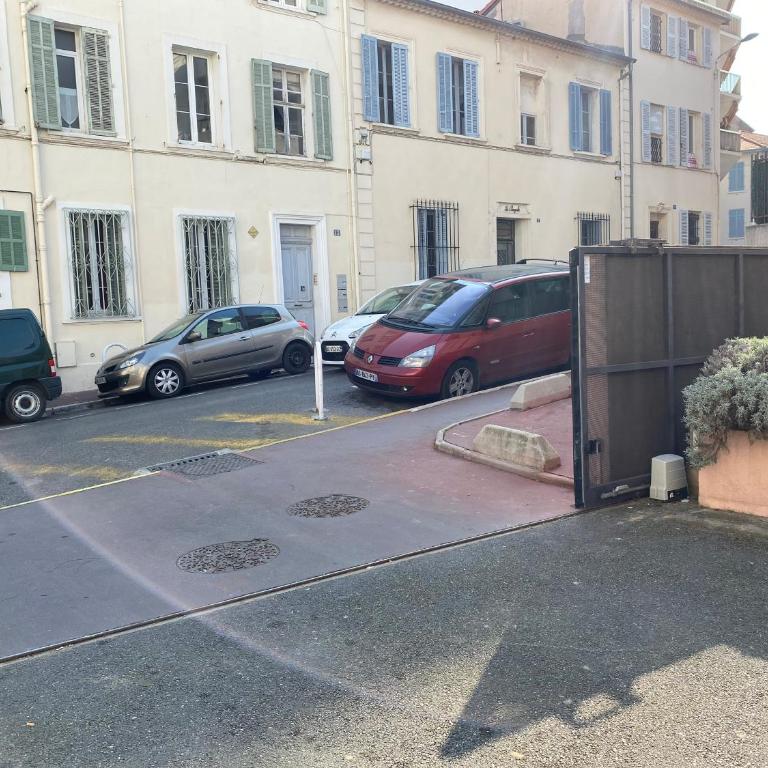 T2 proche de la gare, à 10 minutes à pieds de la Croisette, piscine & parking dans résidence de haut standing - Appartement 1 Chambre - 53