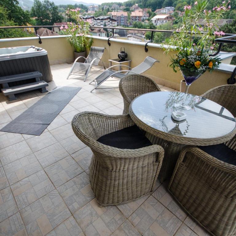 Apartments Biser - Deluks Apartman sa 2 Spavaće Sobe, Terasom i Hidromasažnom Kadom - 1