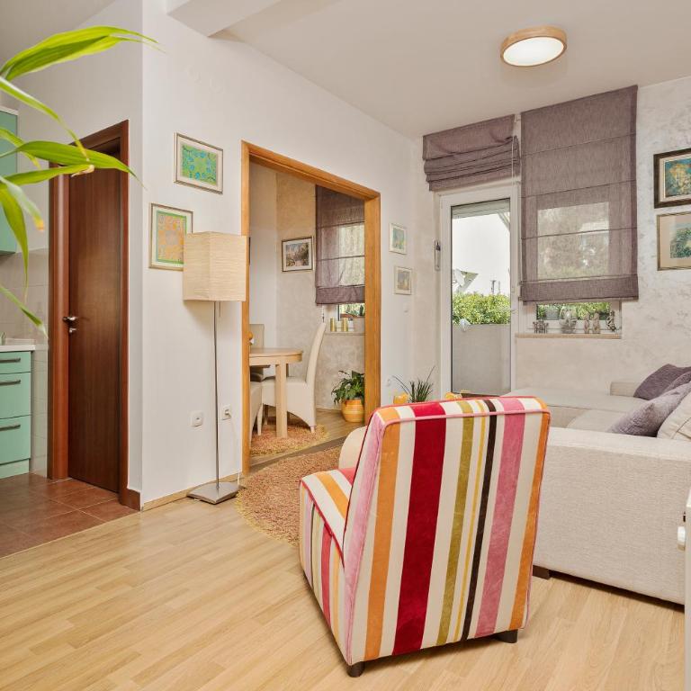 Beautiful Tiki Apartment - One-Bedroom Apartment - 2