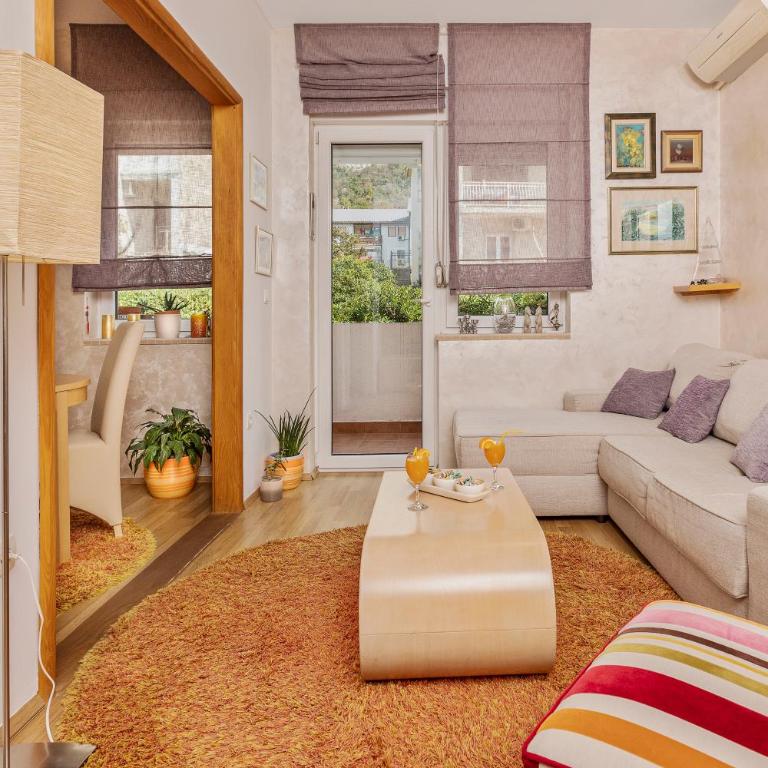 Beautiful Tiki Apartment - One-Bedroom Apartment - 3