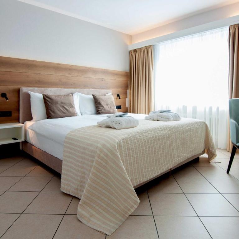 Hotel Polo - Deluxe Double with Balcony, Lake View and Jacuzzi - 1