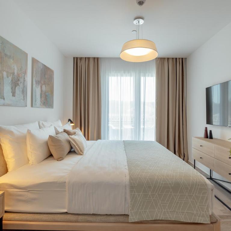 Lazure Hotel & Marina - One-Bedroom Apartment with Street View - Residential Building - 2