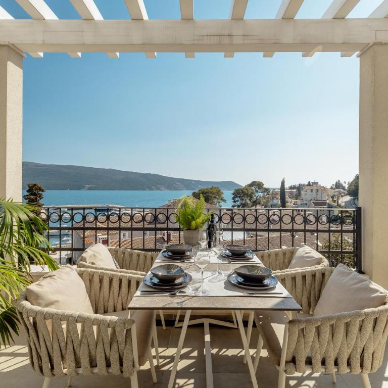 Lazure Hotel & Marina - One-Bedroom Apartment with Sea View - Residential Building - 1