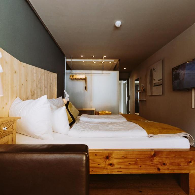Walliserhof - Double Room with Balcony - 2