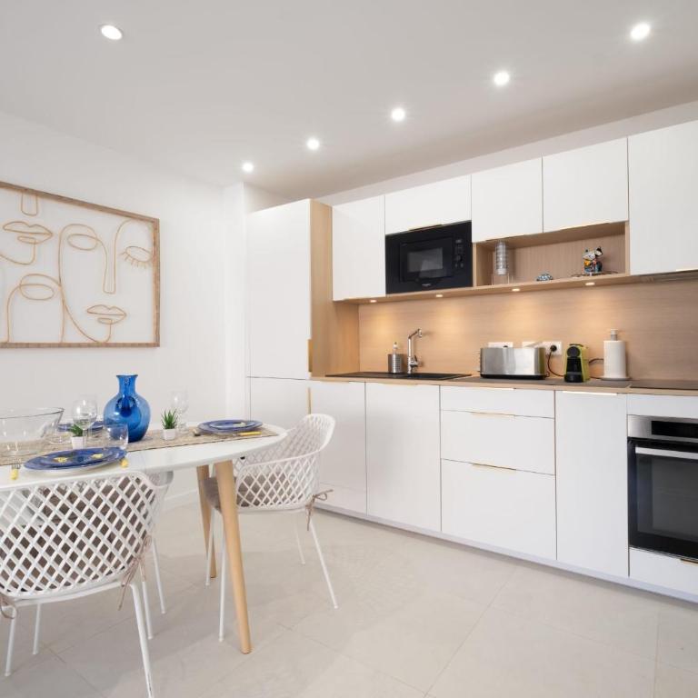 Stylish 2-Br Apartment Steps from the Croisette - Apartment - 7