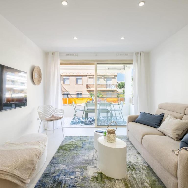 Stylish 2-Br Apartment Steps from the Croisette - Apartment - 3