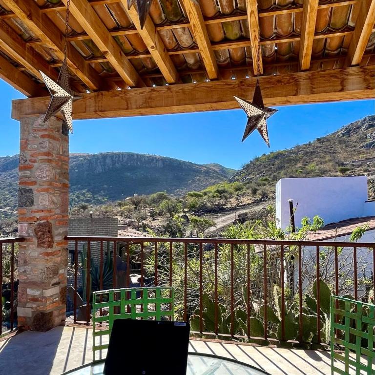Lavanda Aldea Holística - Habitación con cama extragrande y vistas al lago - 6