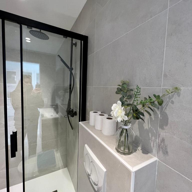 L'Orangerie Secret Garden Apartment in Old Antibes Beach 4min - Two-Bedroom Apartment - 11