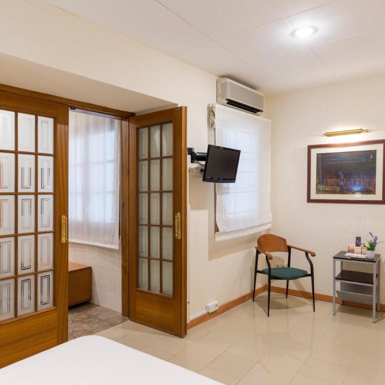 Hotel Capri - Habitacion interior con banera - 4