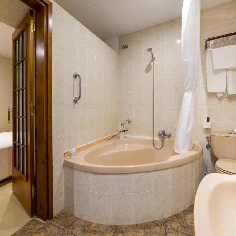 Hotel Capri - Habitacion interior con banera - 7
