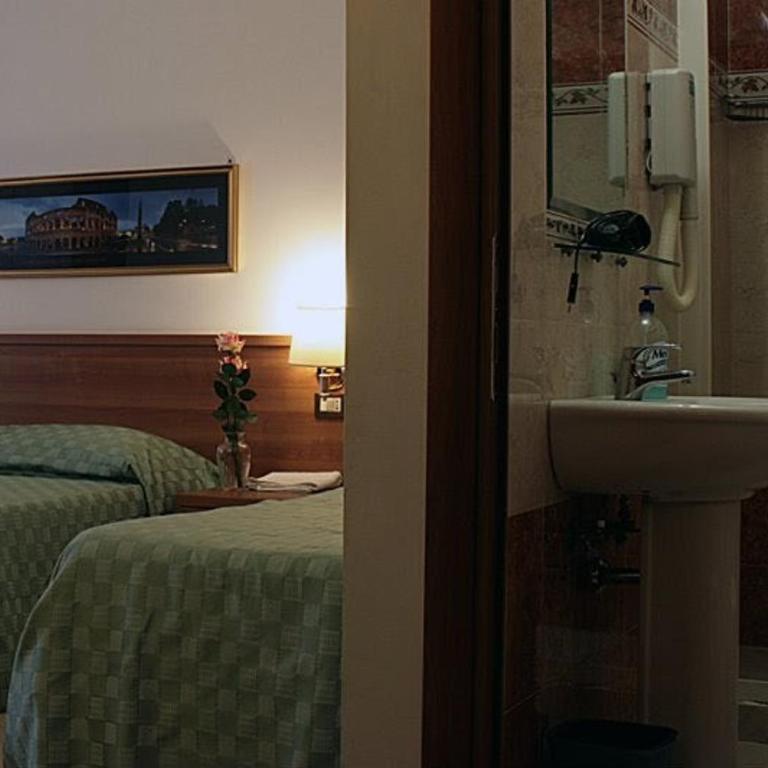 Emanuela Guest House - Camera Tripla con Bagno Privato - 6