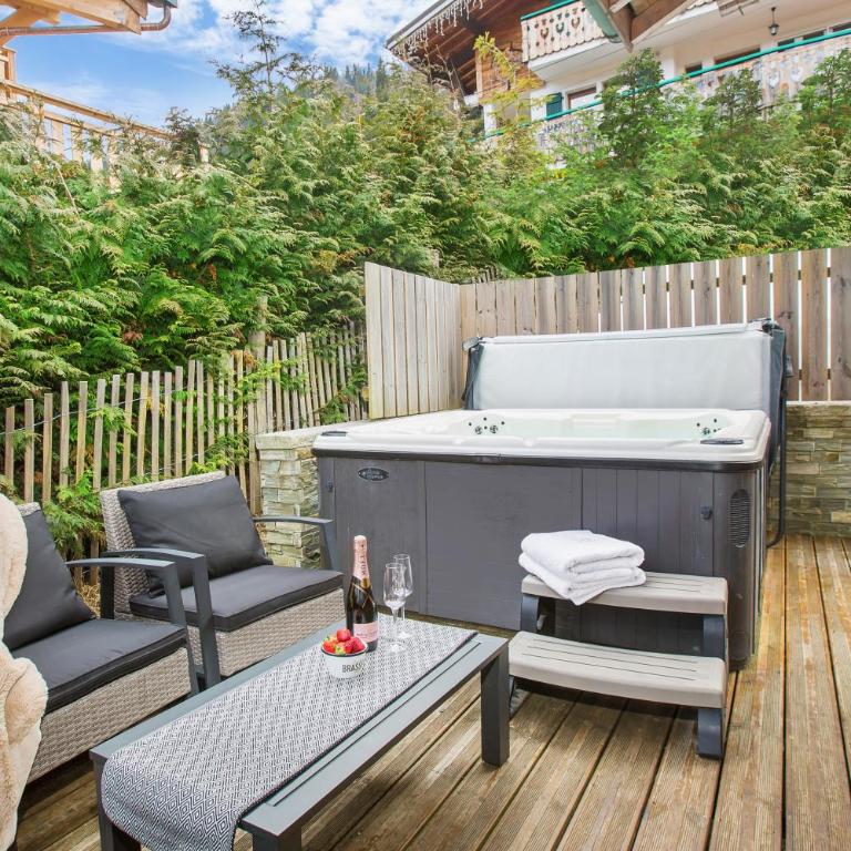Chalet Muguet Gauche with Hot Tub Sleeps 10 Central Morzine - Chalet - 41