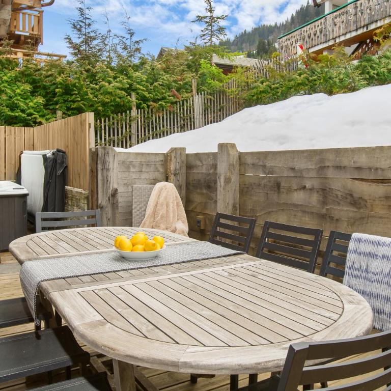Chalet Muguet Gauche with Hot Tub Sleeps 10 Central Morzine - Chalet - 45
