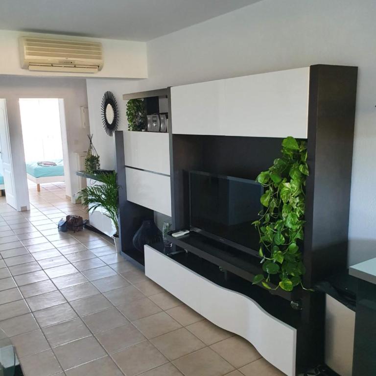 LES EMBRUNS - SPACIEUX APPARTEMENT AVEC PISCINE - wifi- parking - Appartamento con 2 Camere da Letto - 4