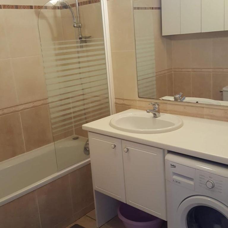 LES EMBRUNS - SPACIEUX APPARTEMENT AVEC PISCINE - wifi- parking - Appartamento con 2 Camere da Letto - 15