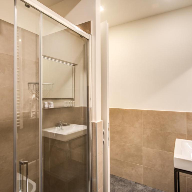 Capranica Private Suites - Deluxe Triple Room - 10
