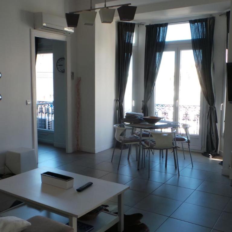 2 pièces, Centre Ville, 50 mètres plages et mer. - Appartement 1 Chambre - 17