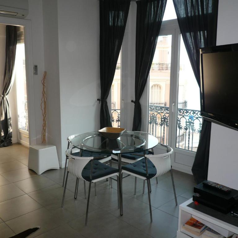 2 pièces, Centre Ville, 50 mètres plages et mer. - Appartement 1 Chambre - 4