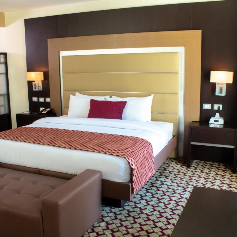 Waldorf Hotel - King Room - 2