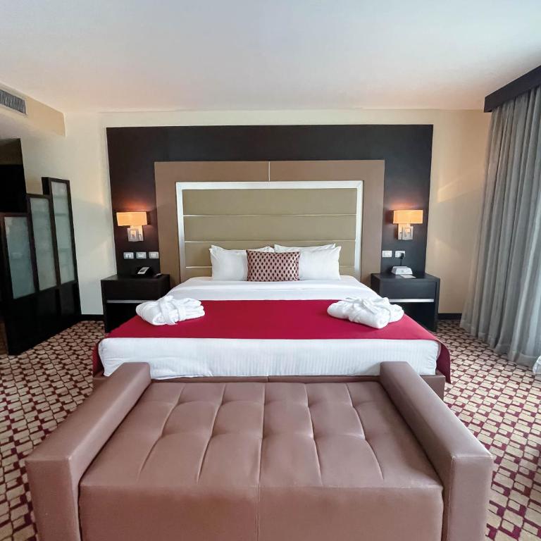 Waldorf Hotel - King Room - 1