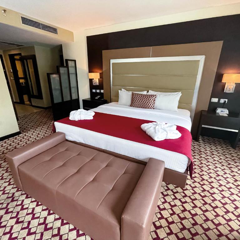 Waldorf Hotel - King Room - 4