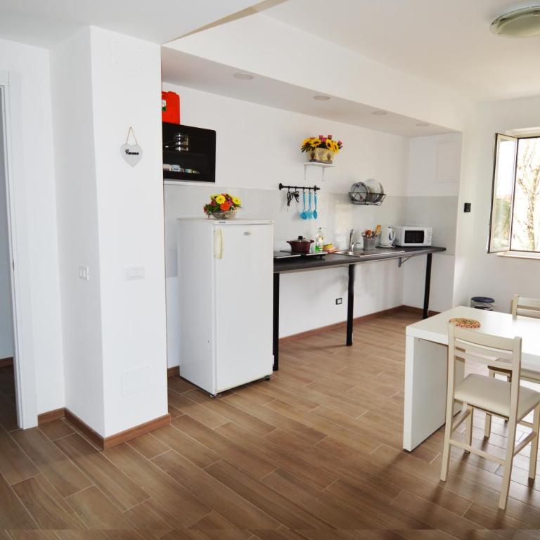 Roma Sister - Double Room with Shared Bathroom - 2