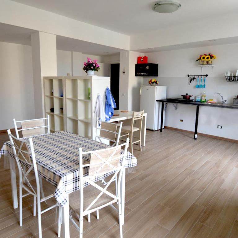 Roma Sister - Quadruple Room with Shared Bathroom - 1