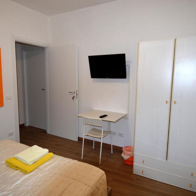 Roma Sister - Double Room with Shared Bathroom - 6
