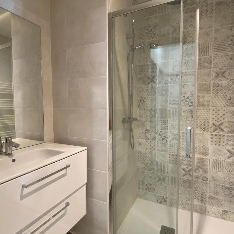 Plein centre, T3 5P totalement rénové 55m2. WIFI - Appartement 2 Chambres - 10