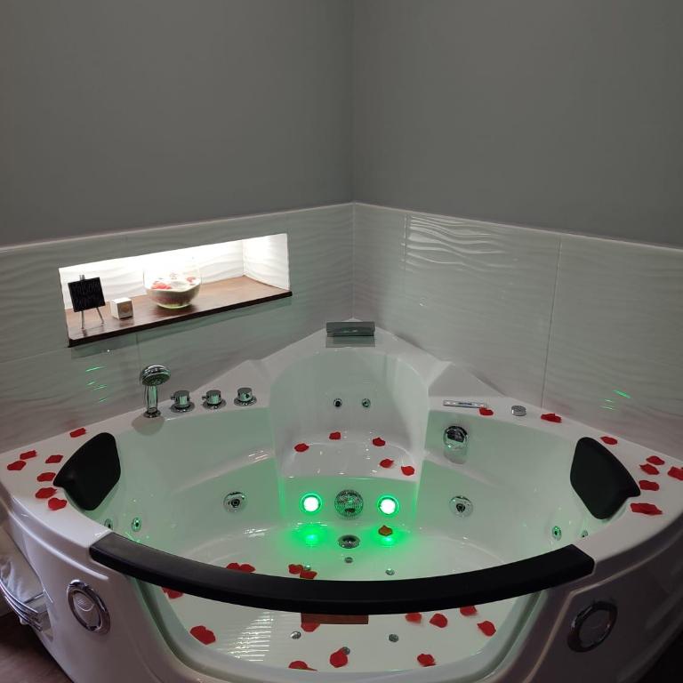 Diora Suite - Camera Queen con Vasca Idromassaggio - 1