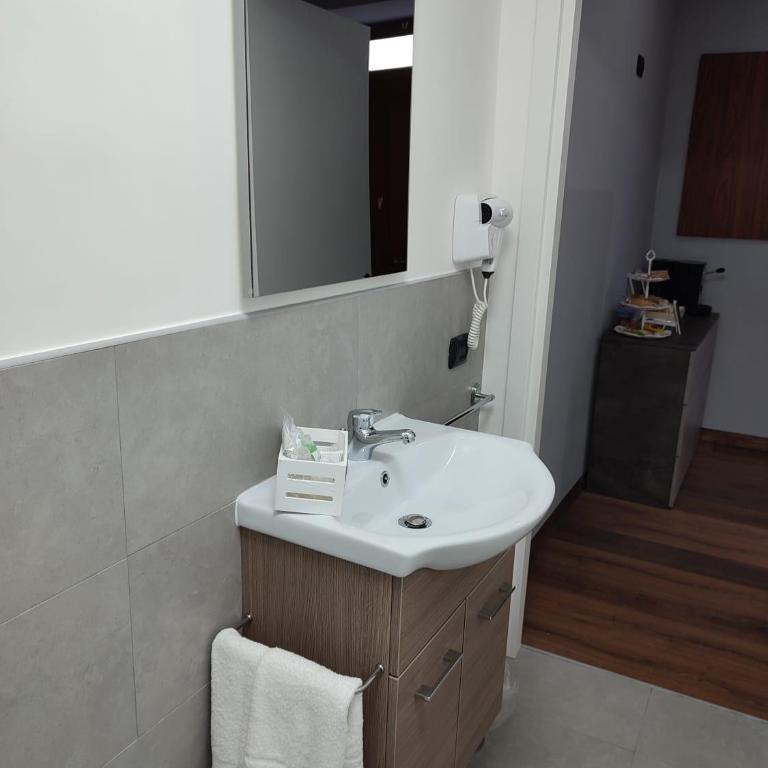 Diora Suite - Camera Queen con Vasca Idromassaggio - 12