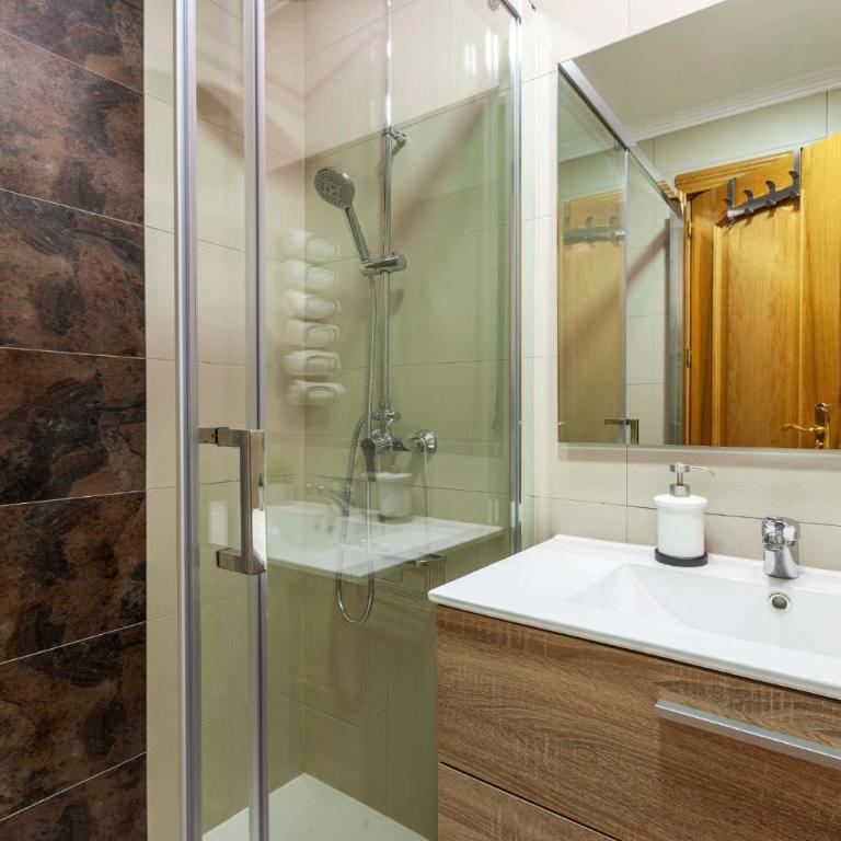 Apartamento Mariana Pineda Centro - Two-Bedroom Apartment - 16