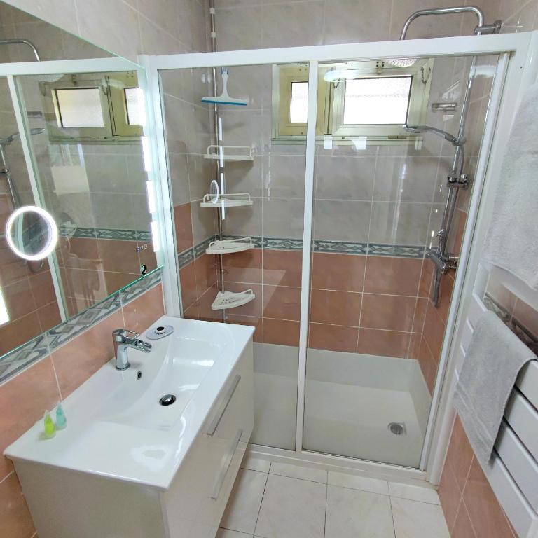 Grand studio bord de mer- accès direct aux plages - One-Bedroom Apartment - 11