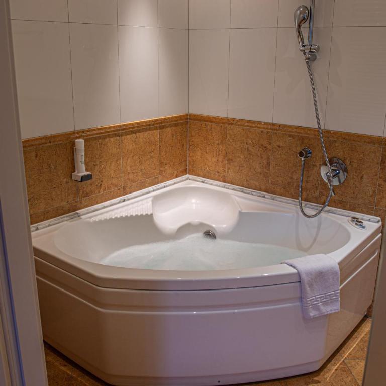 HEITZMANN - Hotel & Rooftop - Deluxe Doppelzimmer mit Whirlpool - 5