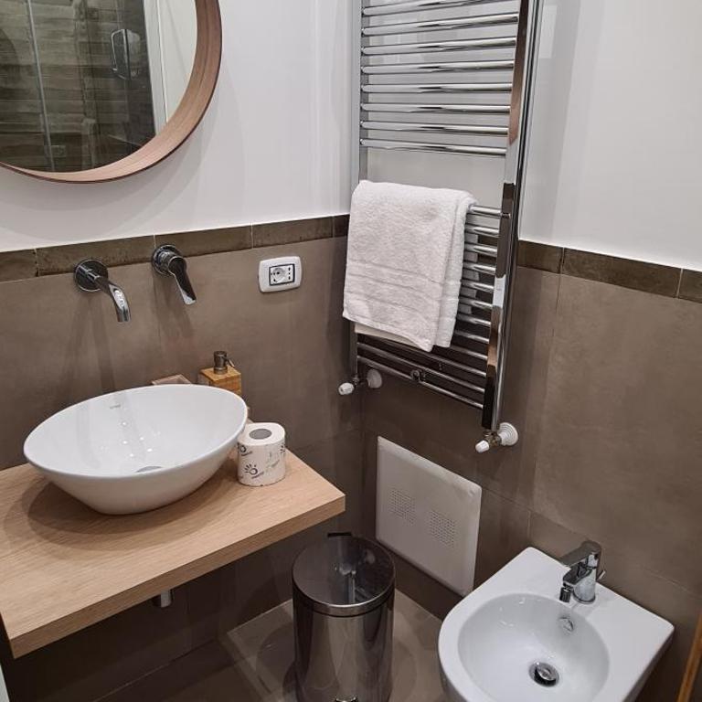 Ballarò Guest House - Camera Matrimoniale con Bagno Privato - 13