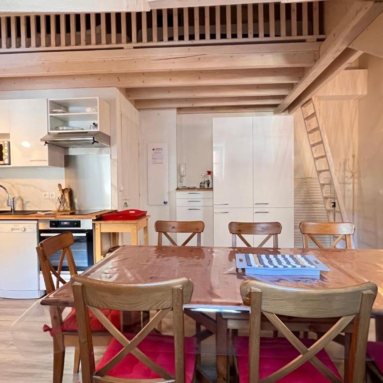 Place de la mairie T2 type loft 70m2 terrasse 35m2 - Appartement 2 Chambres - 6